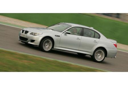 Der BMW M5 tritt mit einem Zehnzylinder an.