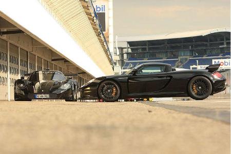 Bitte recht grimmig lächeln: Beim Fotoshooting nahmen MC12 Corsa und CGT-Carrera GT-R schon im Stand die erste Witterung auf