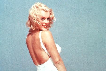 Mit ihrem verführerischen Lächeln, den blonden Locken und dem kurvigen Körper machte sie die Männerwelt verrückt: Marilyn Mo... Mit ihrem verführerischen Lächeln, den blonden Locken und dem kurvigen Körper machte sie die Männerwelt verrückt: Marilyn Mo...
