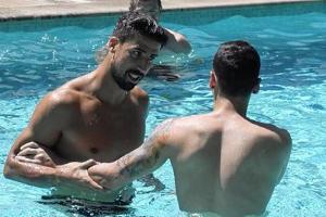 Sami Khedira und Mesut Özil haben Spaß im Pool