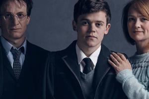Der erwachsene Harry Potter (Jamie Parker, l.) und seine Familie kommen ins Theater - die Fans bekommen das Skript nach Hause