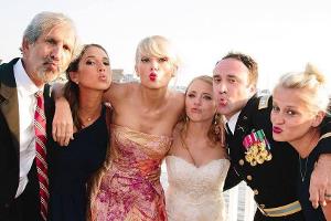 Von Liebeskummer keine Spur: Taylor Swift überrascht Brautpaar