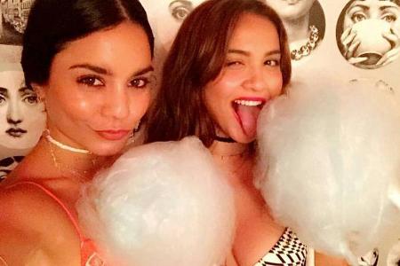 Vanessa Hudgens posiert mitsamt der selbstgemachten Zuckerwatte Vanessa Hudgens posiert mitsamt der selbstgemachten Zuckerwatte