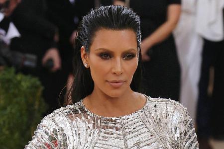 Kim Kardashian ist nicht nur bei Posts, sondern auch bei Outfits mutig Kim Kardashian ist nicht nur bei Posts, sondern auch bei Outfits mutig