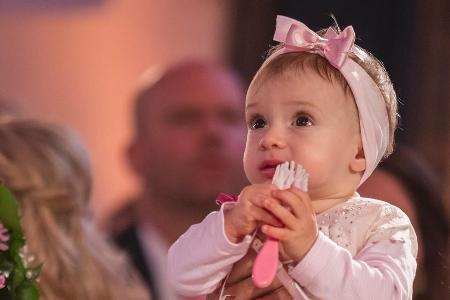 Sophia Cordalis bei der Hochzeit ihrer Eltern - natürlich ganz in Rosa