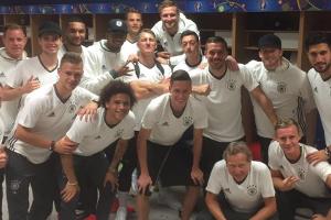 "Bester Nachbar": So feiert das Netz Boateng - und Löws Hosengriff