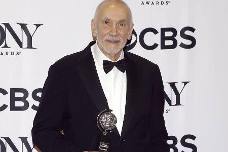 Frank Langella mit seiner Auszeichnung bei den Tony Awards Frank Langella mit seiner Auszeichnung bei den Tony Awards