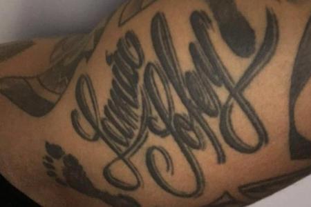 Die Namen seiner beiden Töchter bekamen einen Ehrenplatz am Bizeps
