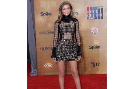 Gigi Hadid zeigte in einem kurzen, schwarz-goldenen Kleid bei den Gigi Hadid zeigte in einem kurzen, schwarz-goldenen Kleid bei den