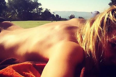 Den Sonntag verbrachte Supermodel Heidi Klum oben ohne in der Sonne Den Sonntag verbrachte Supermodel Heidi Klum oben ohne in der Sonne