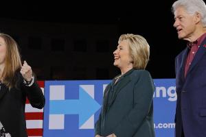 Bill und Hillary Clinton begrüßen Enkelsohn im Krankenhaus