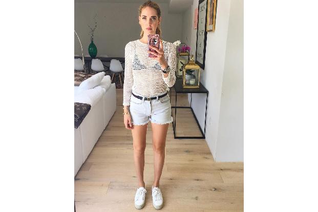 Blogger-Ikone Chiara Ferragni pfeift auf Styling-Regeln und präsentiert schwarzen BH unter weißem Shirt.