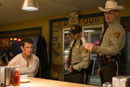 Tom Cruise wird als Jack Reacher (li.) von zwei Polizisten in die Mangel genommen Tom Cruise wird als Jack Reacher (li.) von zwei Polizisten in die Mangel genommen