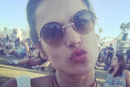 Festival Muse: Model Alessandra Ambrosio setzt auf Metallic-Tattoo, runde Sonnebrille und Off-Shoulder-Top Festival Muse: Model Alessandra Ambrosio setzt auf Metallic-Tattoo, runde Sonnebrille und Off-Shoulder-Top