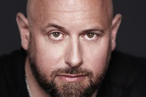 Jan Becker hypnotisiert Promis: So tickt der Künstler und Autor
