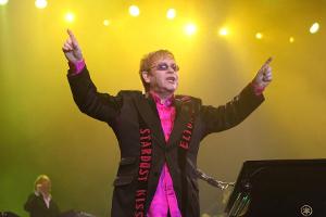 Was macht Weltstar Elton John im kleinen Uelzen?