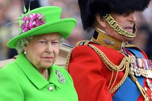 Die Queen feiert im Neon-Outfit