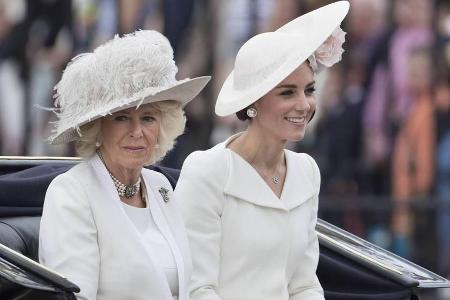 Camilla (li.) und Kate bei der Militärparade Trooping the Colour