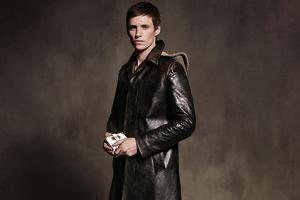 Eddie Redmayne modelt für Prada