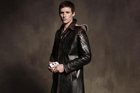 Eddie Redmayne macht als Prada-Model eine gute Figur Eddie Redmayne macht als Prada-Model eine gute Figur