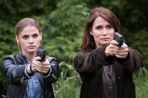 "Die Wallensteins: Dresdner Dämonen": Bärbel (Anja Kling, r.) und ihre Tochter Kim (Lisa Tomaschewsky) werden unerwartet zu ...