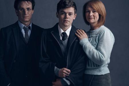 Der erwachsene Harry Potter (Jamie Parker, l.) und seine Familie kommen ins Theater