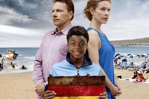 "Familie ohne Grenzen": Wegschauen oder handeln? Das Ehepaar Wagner (Richy Müller und Lisa Martinek, mit Sylvain Mabe) muss ...