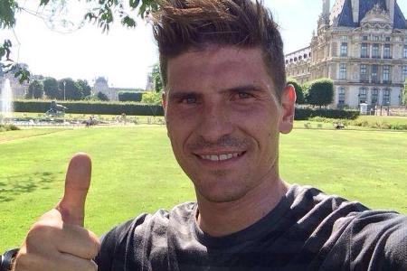 Mario Gomez hat allen Grund zum Strahlen: Nach der EM wird er Freundin Carina Wanzung heiraten Mario Gomez hat allen Grund zum Strahlen: Nach der EM wird er Freundin Carina Wanzung heiraten