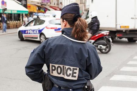 Eine uniformierte Polizistin bewacht eine Demonstration in Frankreichs Hauptstadt Paris. Eine uniformierte Polizistin bewacht eine Demonstration in Frankreichs Hauptstadt Paris.