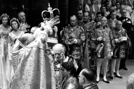 Am 2. Juni 1953 wird Queen Elizabeth in der Westminster Abbey offiziell zur Königin gekrönt.