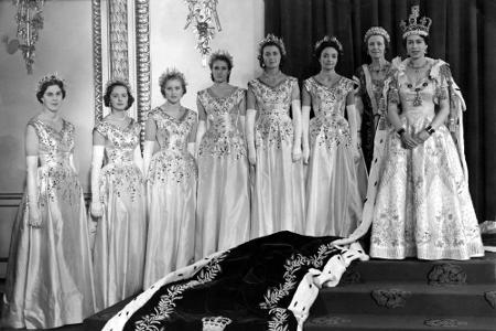 Die Krönung des britischen Monarchen hat eine fast tausendjährige Tradition: Der Erzbischof von Canterbury führt den Regente...