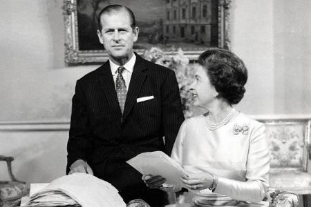 1972 feiern Queen Elizabeth II. und ihr Ehemann Prinz Philip silberne Hochzeit.