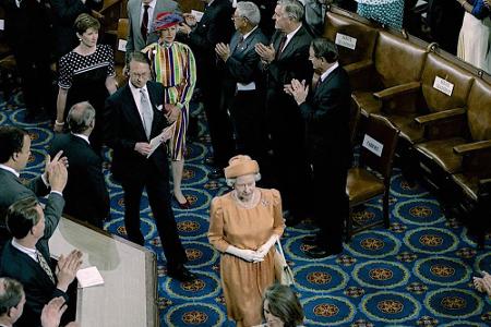 Queen Elizabeth II. ist die erste britische Monarchin, die einer gemeinsamen Kongresssitzung beiwohnt. Für ihre Rede erhält ...