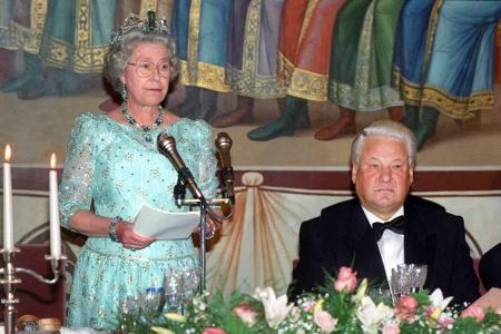 Zu Gast in Russland trifft Queen Elizabeth II. den russischen Präsidenten Boris Jelzin.