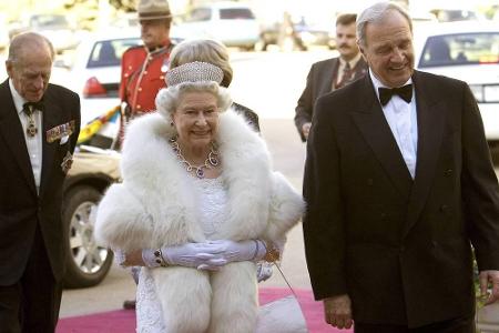 In eleganter Robe geht Queen Elizabeth II. 2005 zu einem festlichen Dinner in Kanada.