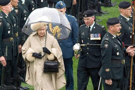Bei einer Militärparade in Kanada hat die Queen einen durchsichtigen Regenschirm dabei, damit das Publikum die Monarchin tro...