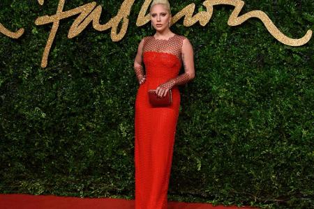 Bei den British Fashion Awards 2015 sorgten wieder viele prominente Damen für heiße Auftritte. Lady Gaga zum Beispiel - die ...