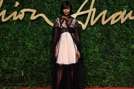 Topmodel Naomi Campbell präsentierte in London ein nudefarbenes, kurzes Kleid von Burberry, über dem sie einen schwarzen dur...