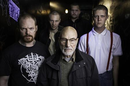 Kein freundliches Empfangskomitee: Nazi-Chef Darcy (Patrick Stewart, Mitte) und seine Schläger Kein freundliches Empfangskomitee: Nazi-Chef Darcy (Patrick Stewart, Mitte) und seine Schläger