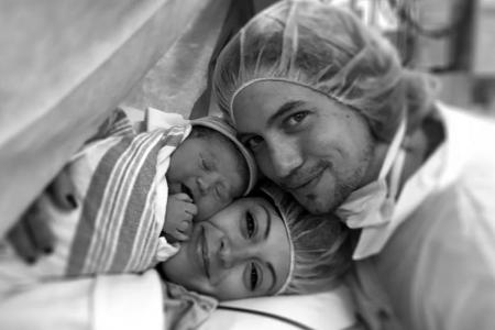 Jackson Rathbone präsentiert stolz seine Tochter Jackson Rathbone präsentiert stolz seine Tochter