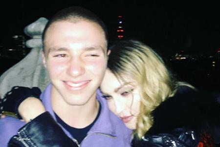 Alles in Butter? Anfang Mai hatte Madonna dieses Foto mit ihrem Sohn Rocco auf Instagram gepostet Alles in Butter? Anfang Mai hatte Madonna dieses Foto mit ihrem Sohn Rocco auf Instagram gepostet