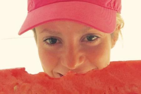 Mahlzeit: Shakira genießt eine Wassermelone Mahlzeit: Shakira genießt eine Wassermelone