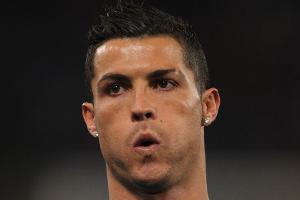 Cristiano Ronaldo rastet aus und wirft Reporter-Mikro in See