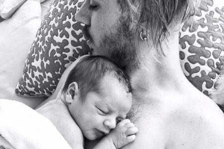 Kirstie Alleys Sohn und Enkel zusammen auf einem Foto Kirstie Alleys Sohn und Enkel zusammen auf einem Foto
