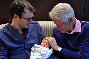 Der kleine Aiden macht Familie Clinton "sehr glücklich"