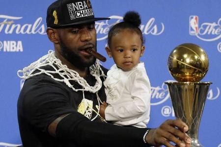 LeBron James mit seiner Tochter Zhuri (1) auf der Pressekonferenz nach dem Spiel LeBron James mit seiner Tochter Zhuri (1) auf der Pressekonferenz nach dem Spiel