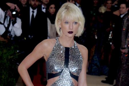 Taylor Swift hat immer noch Ärger mit Kanye West und Kim Kardashian Taylor Swift hat immer noch Ärger mit Kanye West und Kim Kardashian
