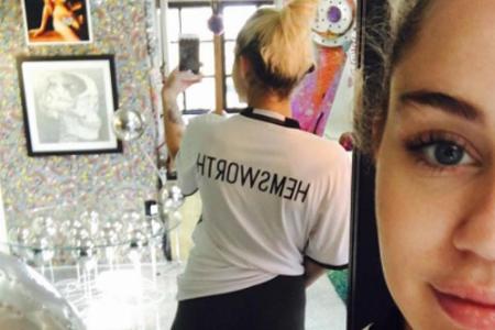 Miley Cyrus zeigt ihr T-Shirt mit der Aufschrift Miley Cyrus zeigt ihr T-Shirt mit der Aufschrift