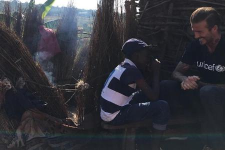 David Beckham im Gespräch mit einem Jungen in Swasiland David Beckham im Gespräch mit einem Jungen in Swasiland