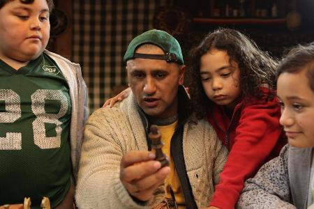 Genesis Potini (Cliff Curtis, Mitte) will Kindern das Schachspiel beibringen Genesis Potini (Cliff Curtis, Mitte) will Kindern das Schachspiel beibringen